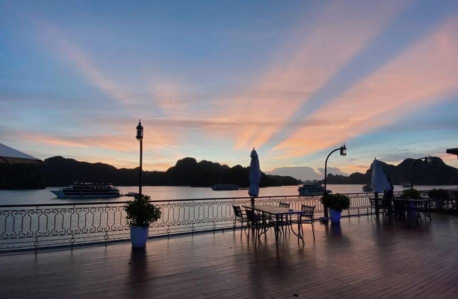tour du thuyền 5 sao tại Vịnh Hạ Long