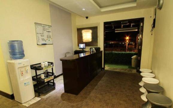 Lobi DG Budget Hotel NAIA