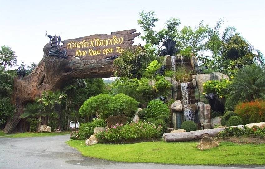 Cong chinh Khao Kheow Open Zoo Pattaya