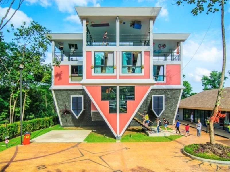 Mat truoc The Upside Down House Museum & Fun Attractions