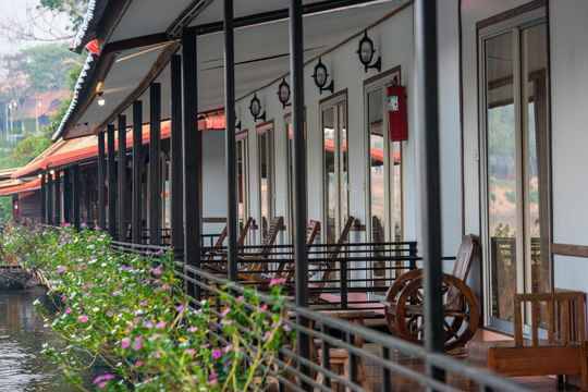ที่พักสุดชิลล์ในกาญจนบุรี ตั้งอยู่ห่างจากน้ำตกไทรโยคน้อยเพียง 2.2 กม.