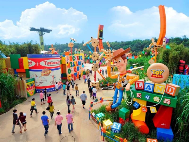 มากันที่โซนน่ารัก ๆ อีกหนึ่งที่ Toy Story Land ในสวนสนุกฮ่องกงดิสนีย์แลนด์ โดยโซนนี้จะพาคุณย้อนวัยไปสู่โลกของของเล่นสุดโปรด