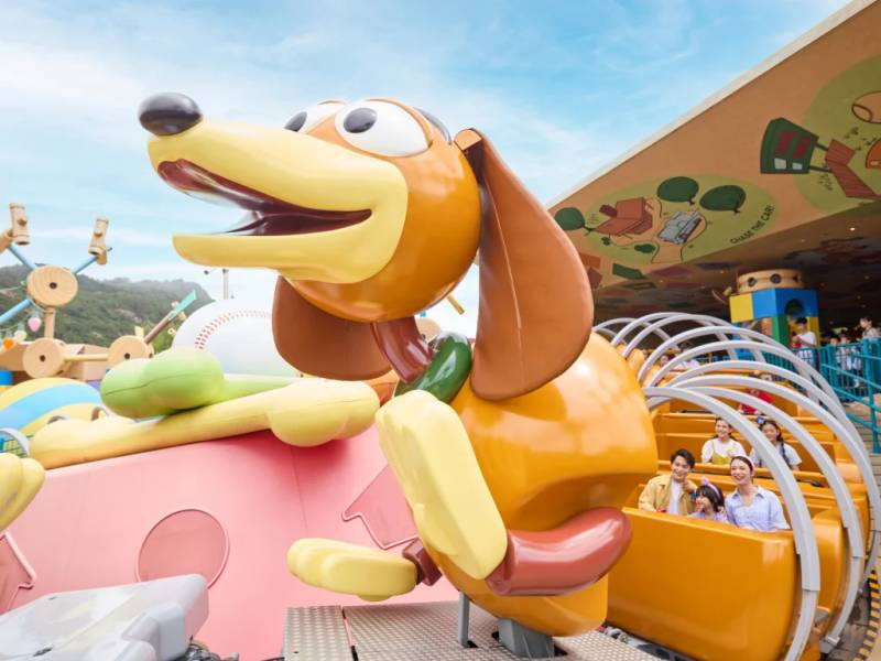 Slinky Dog Spin นั่งไปกับสลิงกี้แล้วหมุนวนแบบน่ารักกรุบๆ 