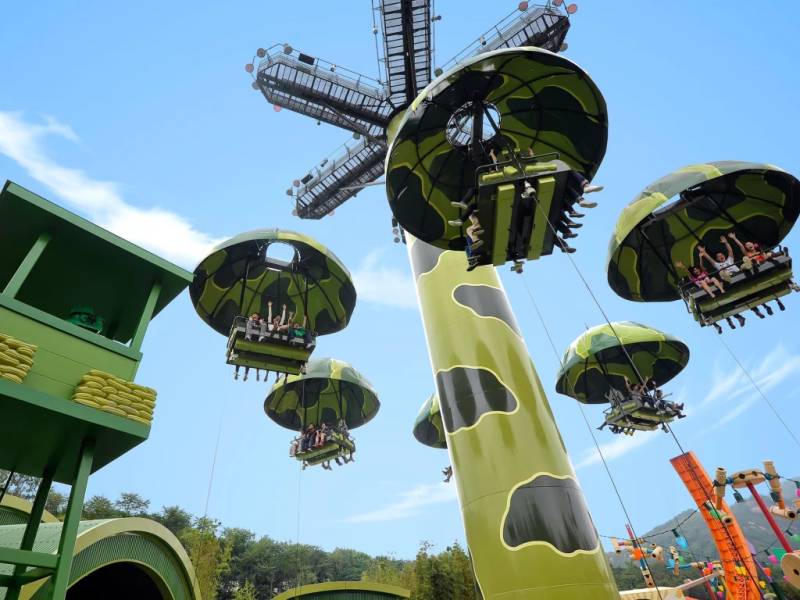 Toy Soldier Parachute Drop คือภารกิจฝึกกระโดดร่มสุดมันส์ ที่จะพาคุณลอยตัวขึ้นฟ้าแล้วดิ่งลงมาแบบตื่นเต้นสุดๆ 