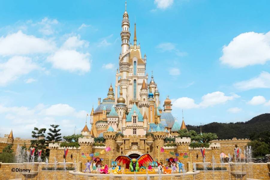 ดิสนีย์แลนด์ฮ่องกงแล้วไม่ได้เดินเล่นที่ Main Street, U.S.A. ถือว่าพลาดสุดๆ เลยนะขอบอก! มาที่นี่เหมือนคุณได้หลุดเข้าไปในเมืองเล็กๆ ของอเมริกายุค 90s 