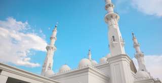 Mengenal Masjid At Thohir, Masjid Megah Penuh Warna di Depok, Travel Bestie
