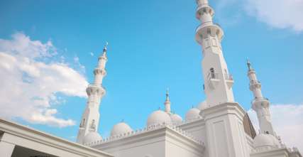 Mengenal Masjid At-Thohir, Masjid Megah Penuh Warna di Depok yang Wajib Dikunjungi, Travel Bestie