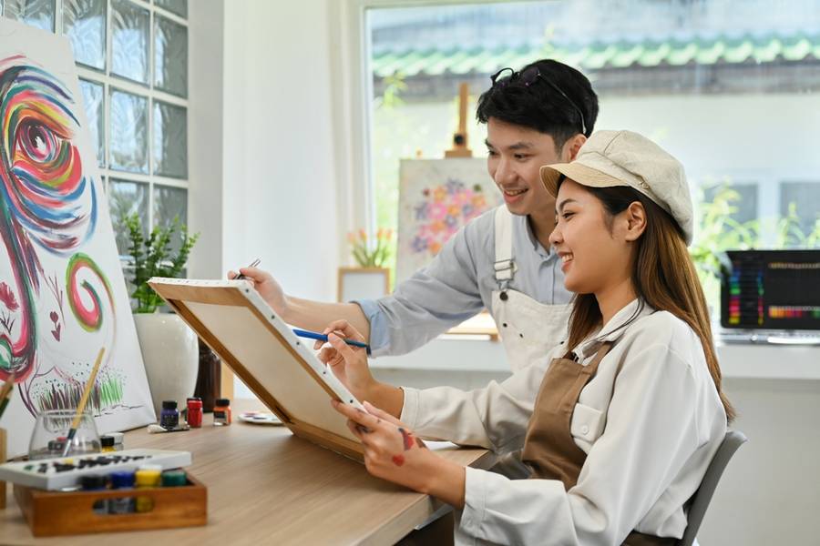 Cặp đôi hạnh phúc cùng nhau tận hưởng buổi workshop | Lời chúc Valentine cho bạn gái