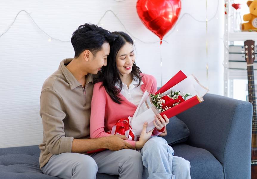 Cô gái trẻ xinh đẹp rạng rỡ với bó hoa hồng đỏ | Lời chúc Valentine cho bạn gái