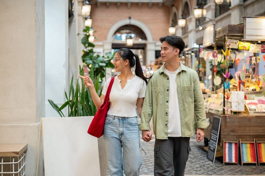 Khoảnh khắc Valentine ngọt ngào khi cặp đôi cùng nhau đi chơi | Lời chúc Valentine cho bạn gái