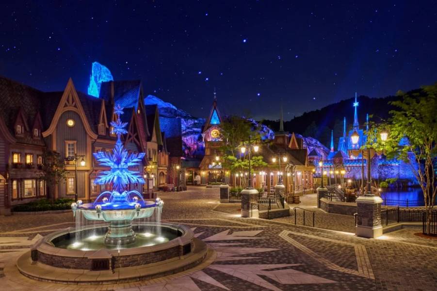 Friendship Fountain – An ice sculpture of a snowflake created by Elsa herself! It’s made to never melt, guaranteeing it’ll stay beautiful forever.