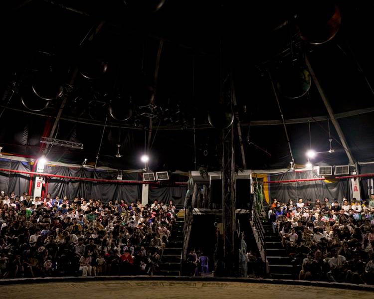 vở xiếc vùng đất kỳ bí