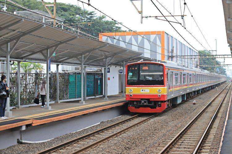 Cara ke Stasiun Whoosh Halim Naik Kereta Commuter Line (KRL)