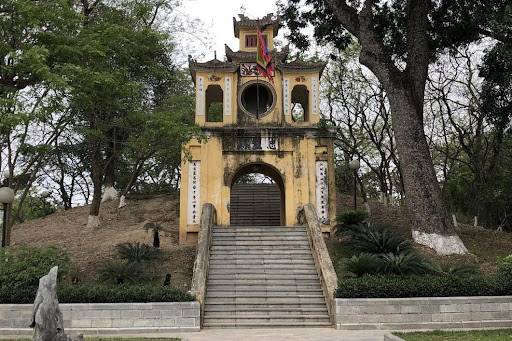 Kiến trúc cổ kính của cổng vào Gò Đống Đa