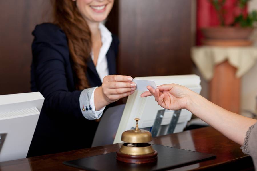 Quy trình check out khách sạn cho khách đi theo đoàn sẽ có nhiều điểm khác với khách lẻ 