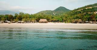 Bãi biển Nhũ Tiên hút hồn du khách với vẻ đẹp nguyên sơ, Traveloka VN