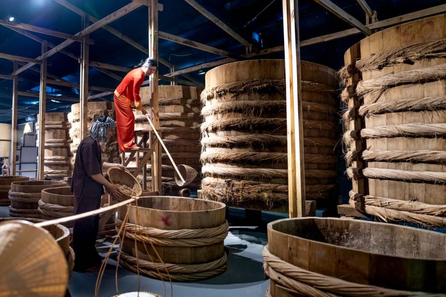Bảo tàng đã tái hiện một phần khung cảnh người dân đang sản xuất nước mắm truyền thống | Bản đồ du lịch Mũi Né