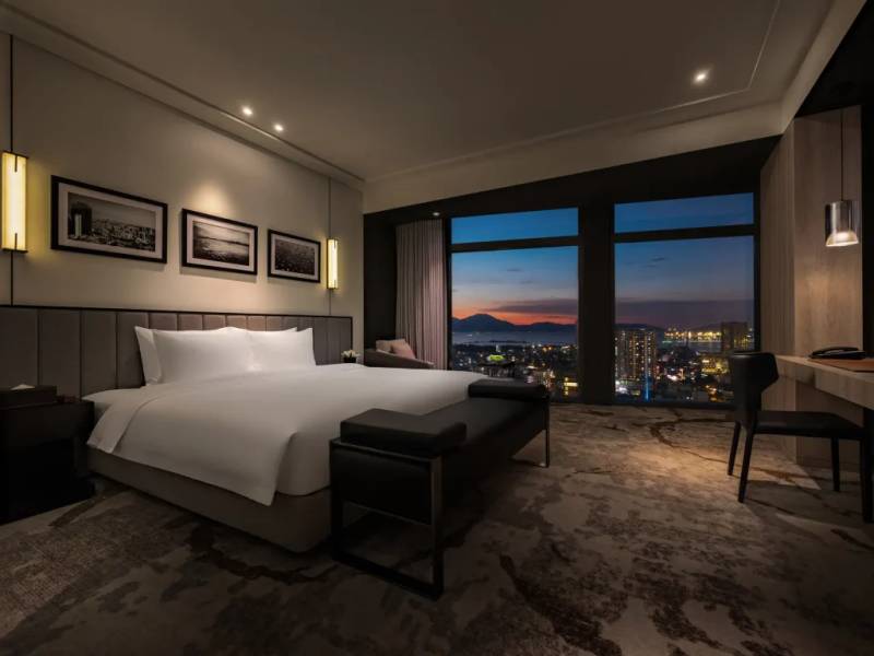 Say đắm với thành phố Đà Nẵng lung linh huyền ảo từ góc nhìn phòng ngủ tại khách sạn Crowne Plaza DANANG CITY CENTRE I Cách tính tiền khách sạn theo ngày