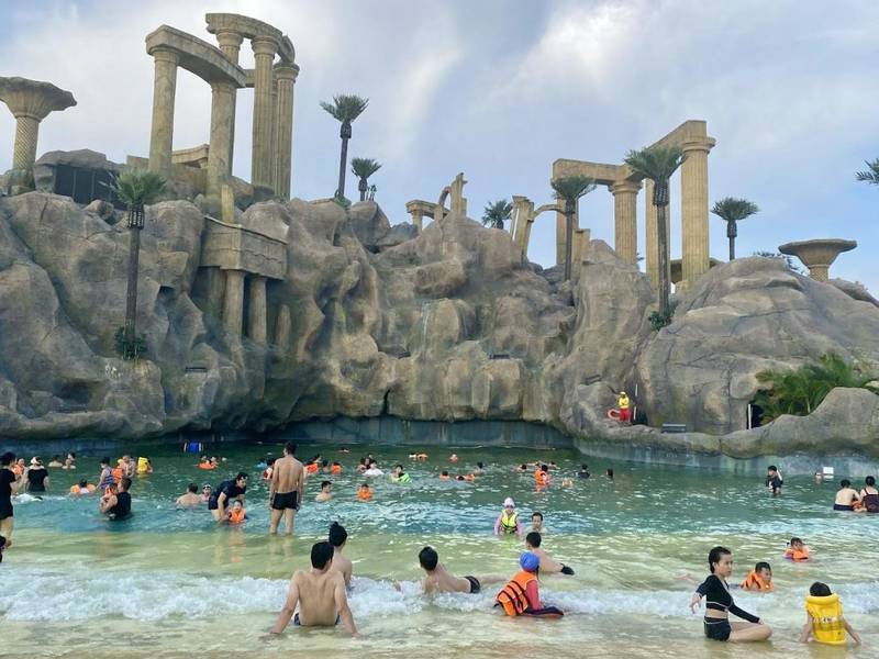 Trải nghiệm bể tạo sóng lớn nhất thế giới tại công viên nước Hà Nội VinWonders Wave Park