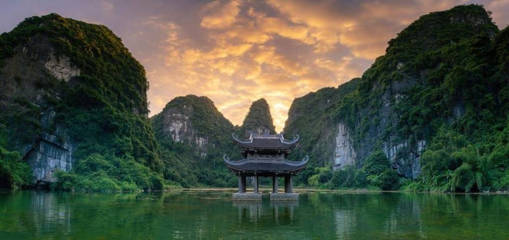 Tràng An là địa điểm du lịch cho cặp đôi gần Hà Nội với vẻ đẹp thiên nhiên kỳ vĩ