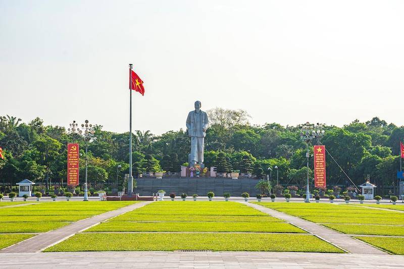 Quảng trường và tượng Chủ tịch Hồ Chí Minh là địa điểm du lịch Nghệ An nổi bật