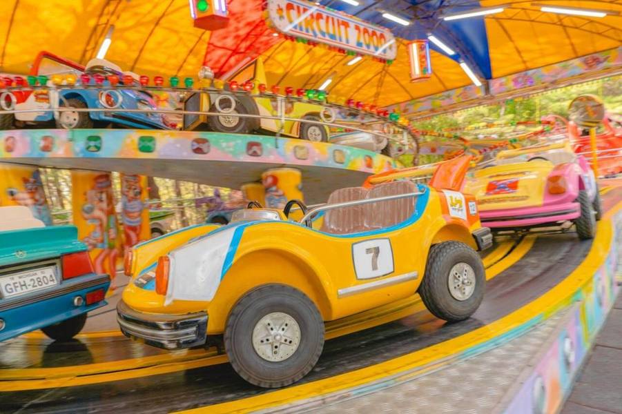 Cùng bé yêu trổ tài tay lái cừ khôi với đường đua Minicar Racing tại khu Magic World của công viên E-World 