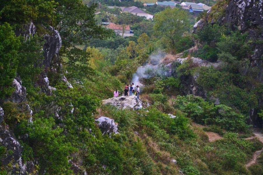 Núi Trầm là địa điểm leo núi gần Hà Nội nổi tiếng với các vách đá hiểm trở