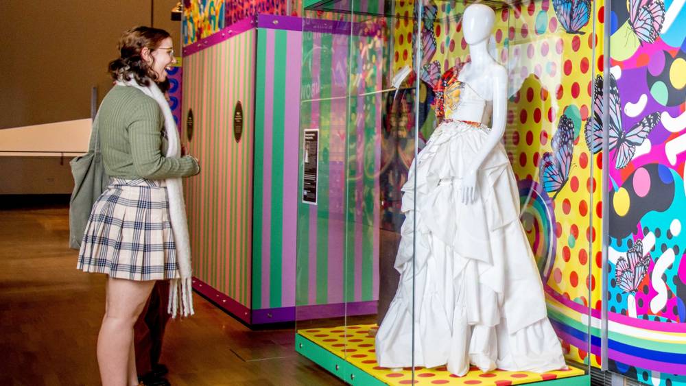 Không gian bên trong Rainbow Threads với nhiều màu sắc và họa tiết độc đáo I Melbourne Museum