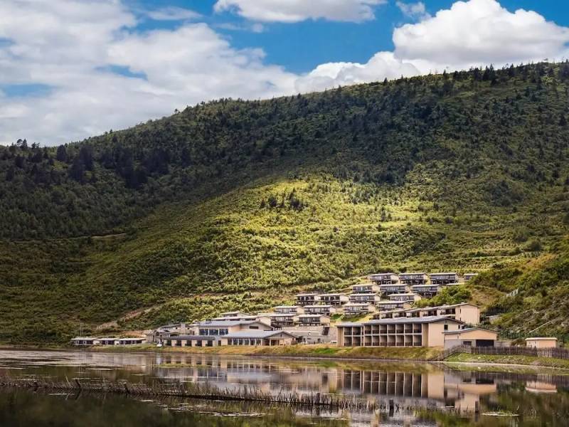 Khách sạn High Mountain Resort Shangri-La được bao quanh bởi núi non hùng vĩ I Núi tuyết Ngọc Long