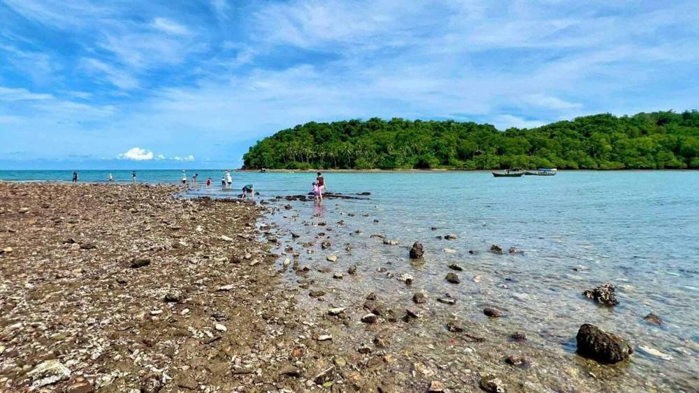 Du khách đến Hòn Đầm Đước tại quần đảo Bà Lụa có cơ hội trải nghiệm nhiều hoạt động thú vị