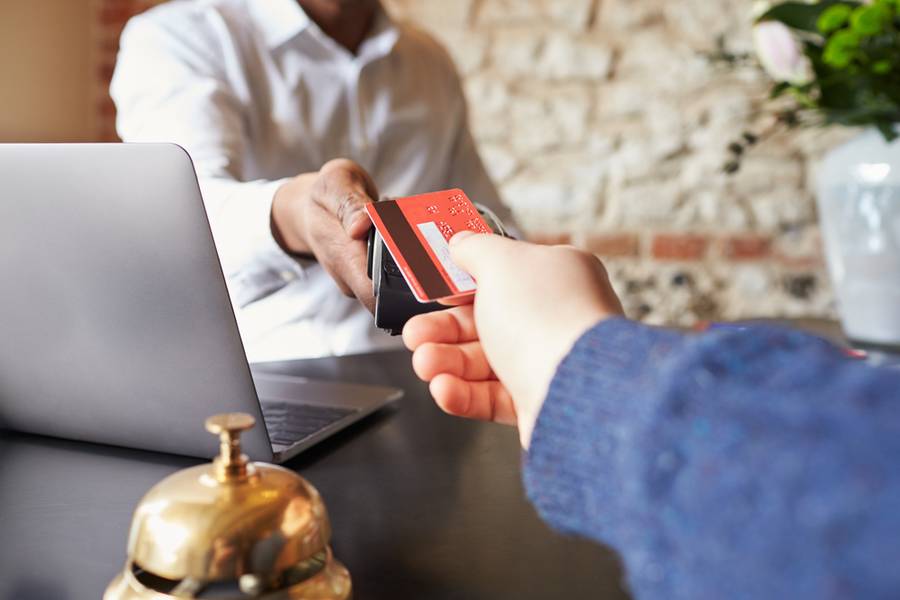 Bạn có thể thanh toán bằng thẻ tín dụng | Quy trình check out khách sạn