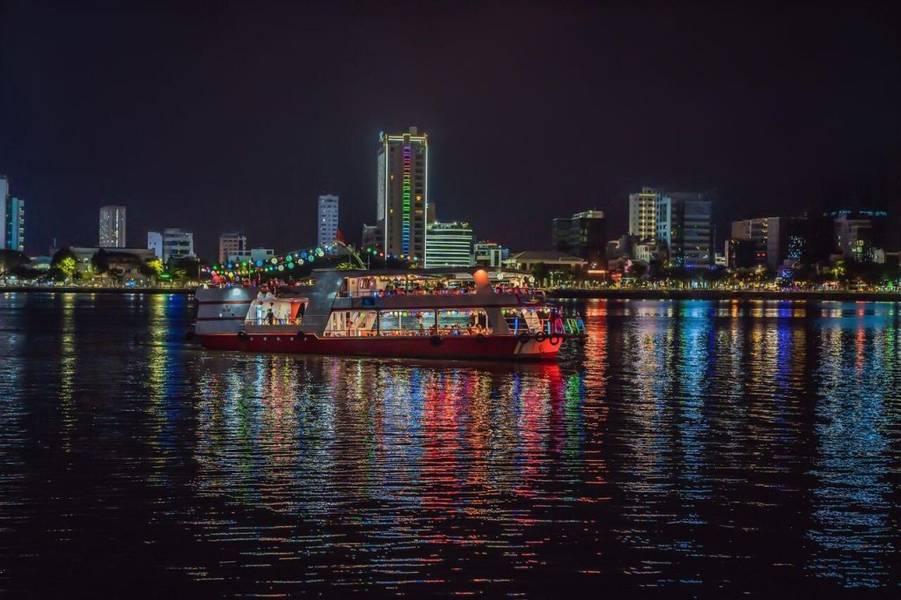 Đi du thuyền trên sông Hàn