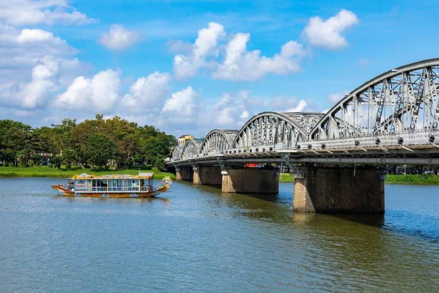 Đi thuyền nghe ca Huế trên sông Hương