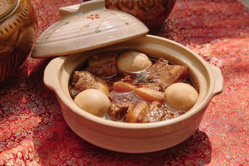  Việc cho nước dừa ngập mặt thịt sẽ giúp món thịt kho tàu mềm và ngon ngọt hơn