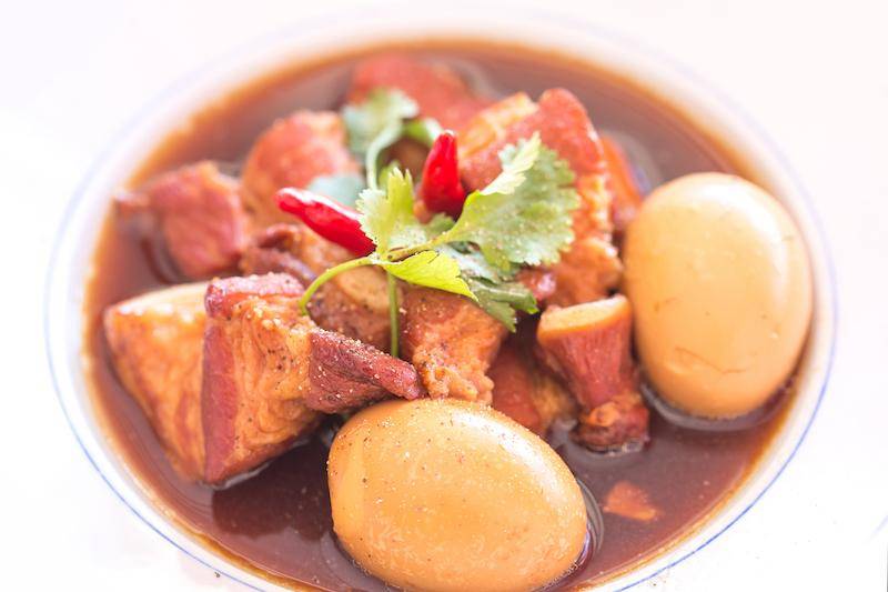 Miếng thịt kho tàu béo ngậy hòa quyện với trứng thấm vị đậm đà