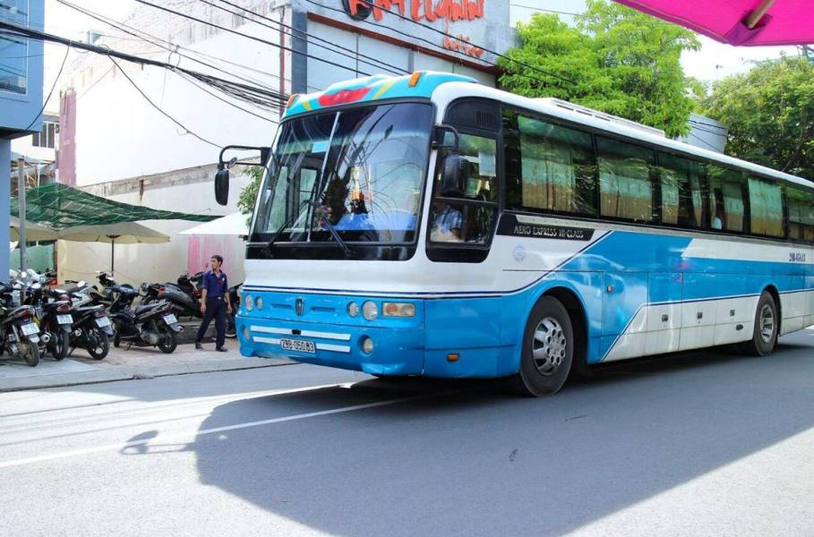 Xe khách là phương tiện tiện lợi, giá rẻ đưa du khách đến Phan Thiết