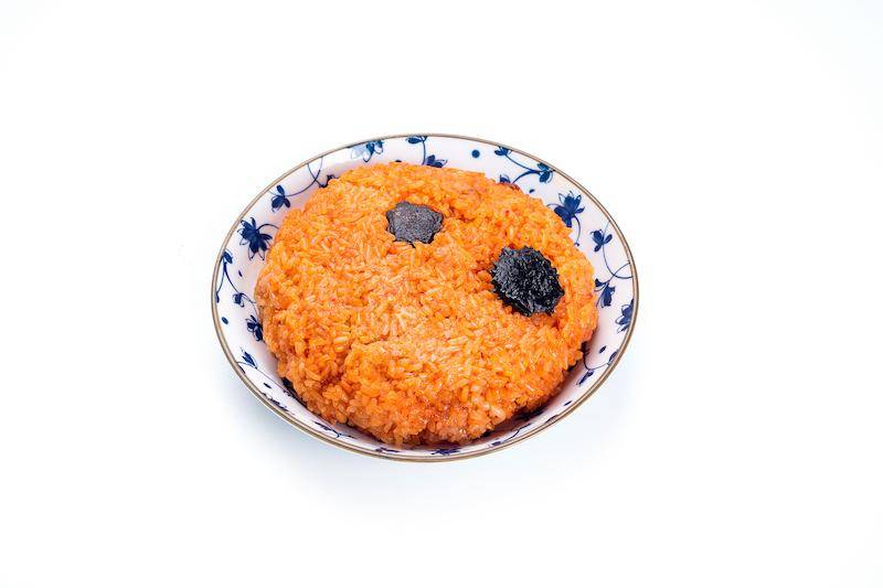 Xôi gấc được bày trí bắt mắt với hạt xôi bóng bẩy