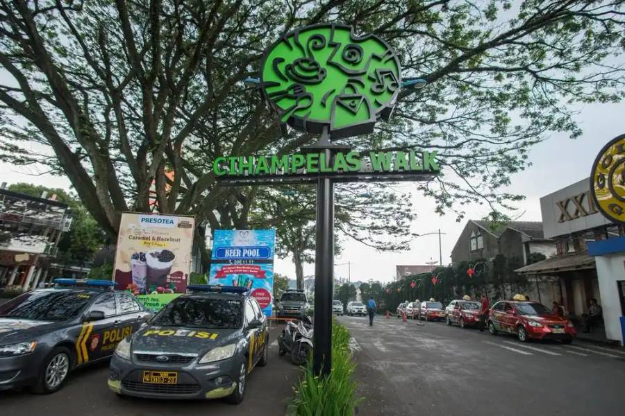 Cihimpelas Walk tempat kuliner di Bandung