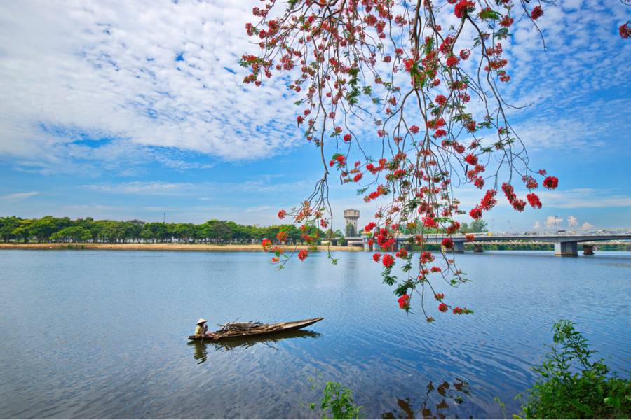 Vẻ đẹp bình lặng của sông Hương | 30/4 đi du lịch ở đâu miền Trung