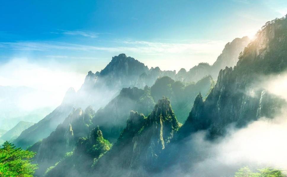 Dãy núi Hoàng Sơn tại An Huy Trung Quốc với biển mây trắng huyền ảo