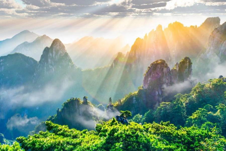 Dãy núi Hoàng Sơn tại An Huy Trung Quốc kỳ vĩ thoắt ẩn thoắt hiện dưới ánh bình minh rực rỡ