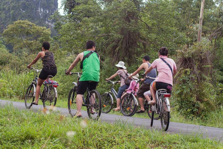 Bên cạnh các hoạt động vui chơi ở biển và trekking ra thì đạp xe đạp đi khám phá cũng là một trong những hoạt động phổ biến tại Cát Bà. | Bản đồ du lịch miền Bắc