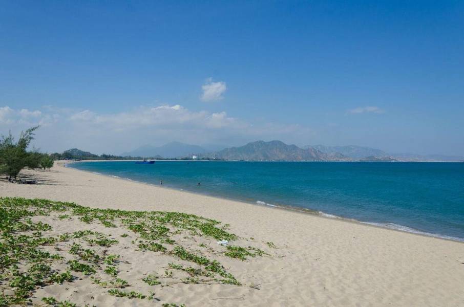 Biển Ninh Chữ là địa điểm du lịch Phan Rang có làn nước trong xanh, cát trắng mịn và bầu không khí trong lành