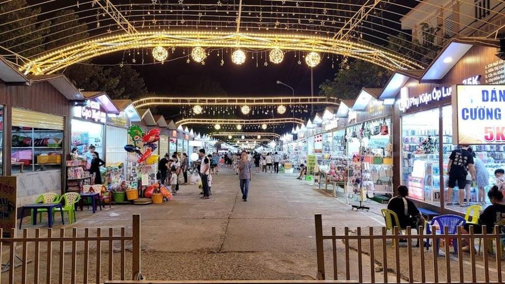 Chợ đêm Ninh Thuận là địa điểm du lịch Phan Rang có đa dạng các quầy hàng hoá