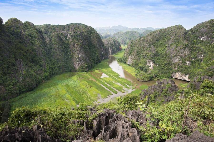 Khung cảnh non nước hữu tình của Tam Cốc - Bích Động dưới góc nhìn từ đỉnh núi Hang Múa