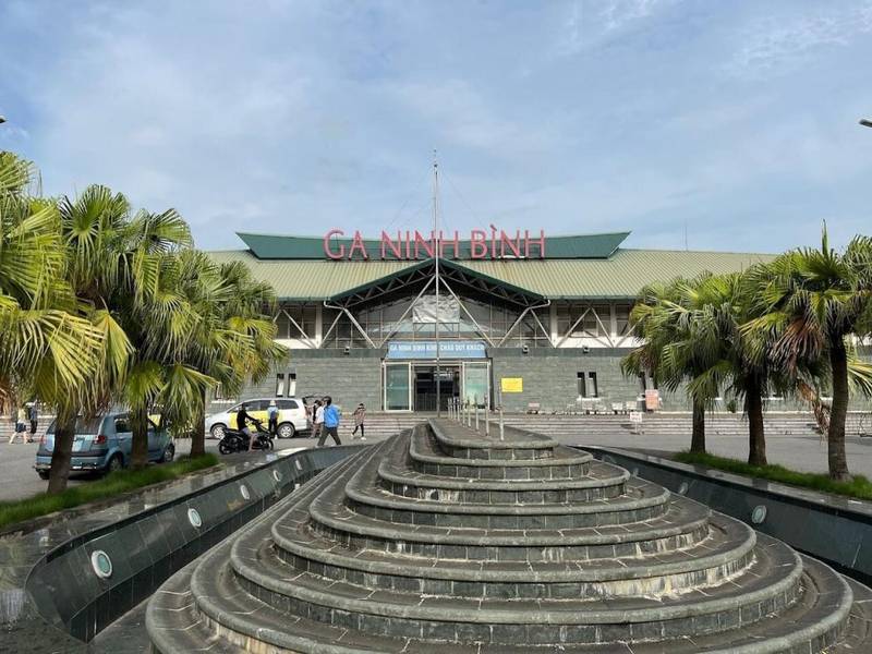Không gian ga Ninh Bình rộng rãi với đài phun nước và cây xanh tạo sự thoáng đãng