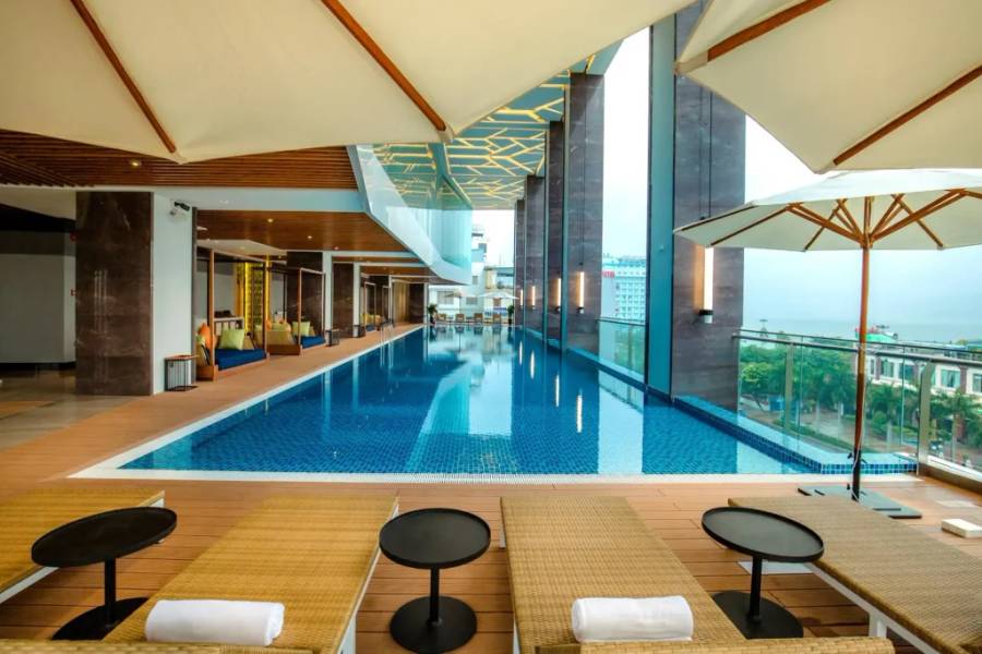Hồ bơi vô cực tầng thượng tại FLC FLC City Hotel Beach Quy Nhon mang đến không gian nghỉ dưỡng đẳng cấp I Khách sạn biển