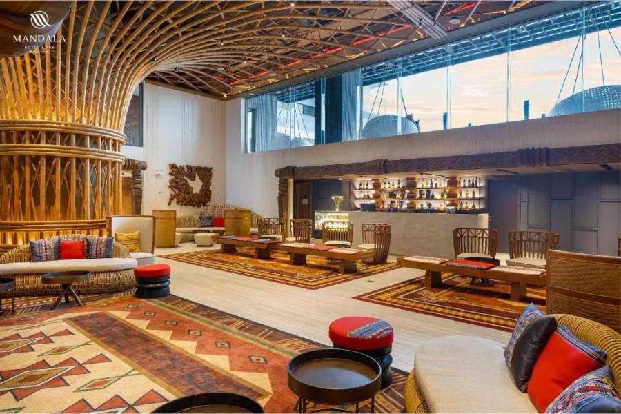 Khu vực sảnh chờ M Continental by Mandala Phu Yen với họa tiết thổ cẩm độc đáo từ những chiếc ghế tựa sofa I Khách sạn biển