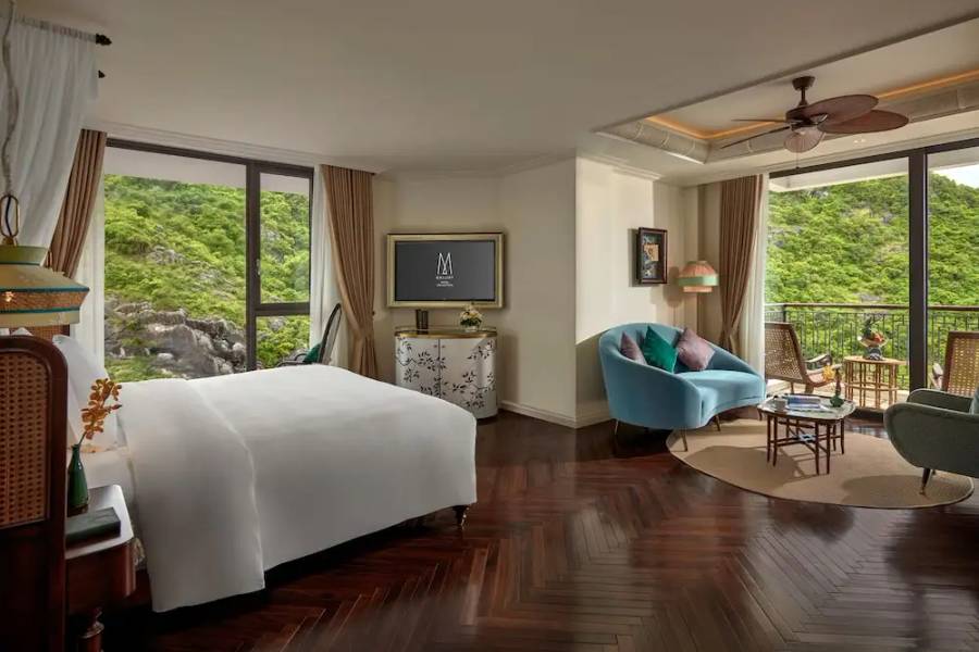 Phòng ngủ tại khách sạn Perle d'Orient Cat Ba - MGallery Collection hướng ra ngọn núi đá vôi hùng vĩ của vịnh Lan Hạ I Khách sạn biển