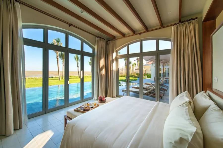 FLC Luxury Hotel Samson thiết kế phòng ngủ với hướng hồ bơi riêng biệt và biển cả rộng lớn I Khách sạn biển